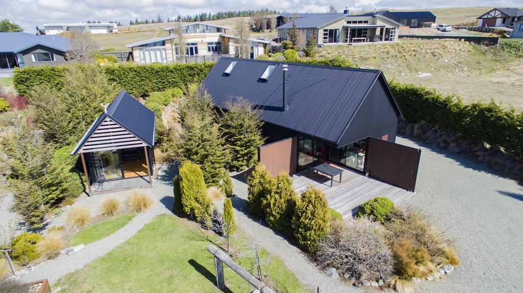 The Black House With Stunning Outdoor Bath Villa Lake Tekapo Exterior photo