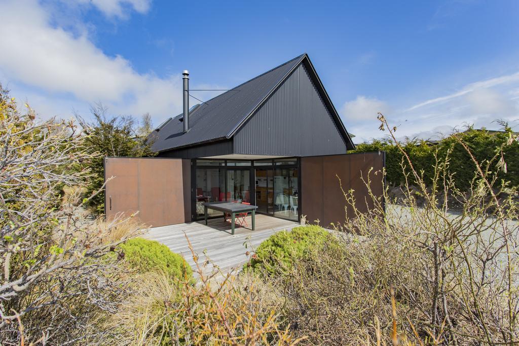 The Black House With Stunning Outdoor Bath Villa Lake Tekapo Exterior photo