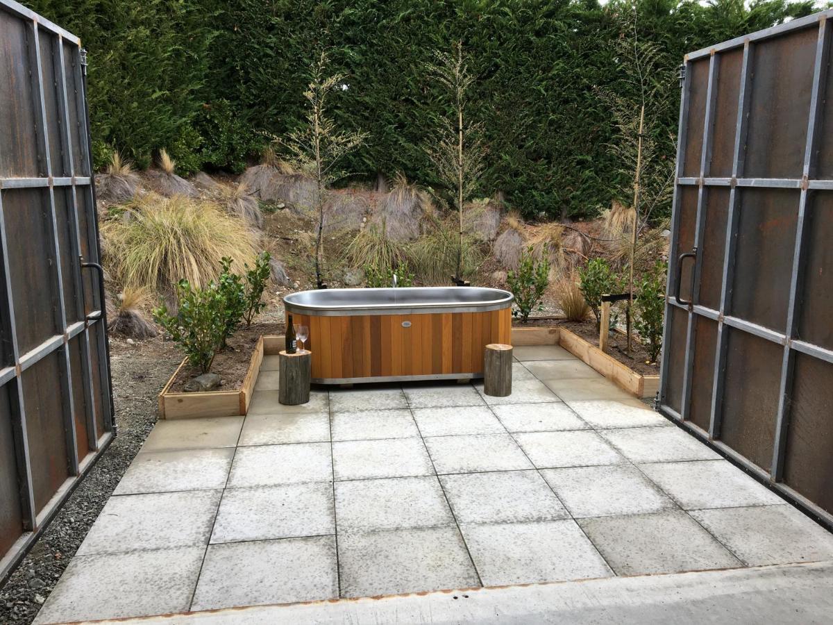 The Black House With Stunning Outdoor Bath Villa Lake Tekapo Exterior photo